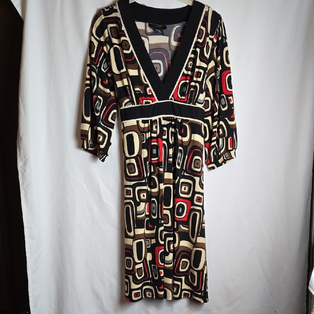 B. Smart Geometric Design V- Neck Dress In Size 12